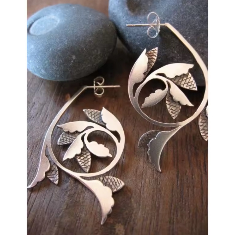 Brand new Elegant Silver Leaf Earrings
